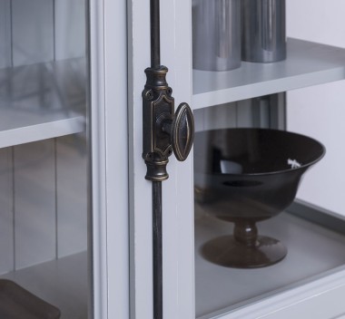 Vitrina sticla, 2 usi cu tija de la Rustic Butique PS552 - Culoare_P075A - VOPSIT ANTICHIZAT